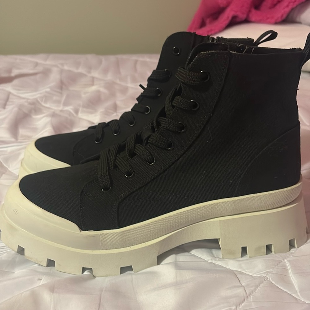 Never worn, received as a gift. My feet were too narrow for these